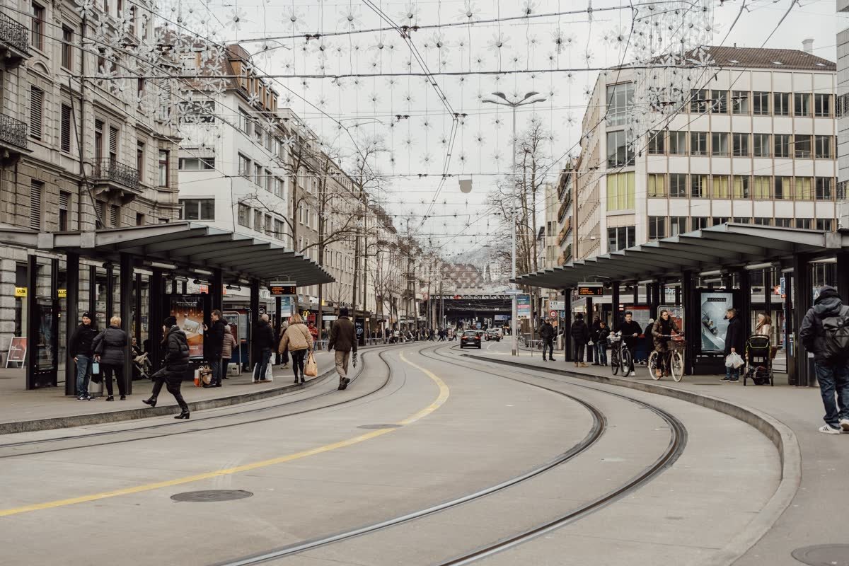 Rue commerçante de Zurich avec ses trams, en Suisse